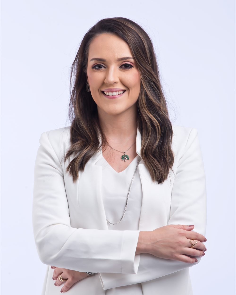 Dra. Mayara Carvalho, médica dermatologista e tricologista, de jaleco branco.